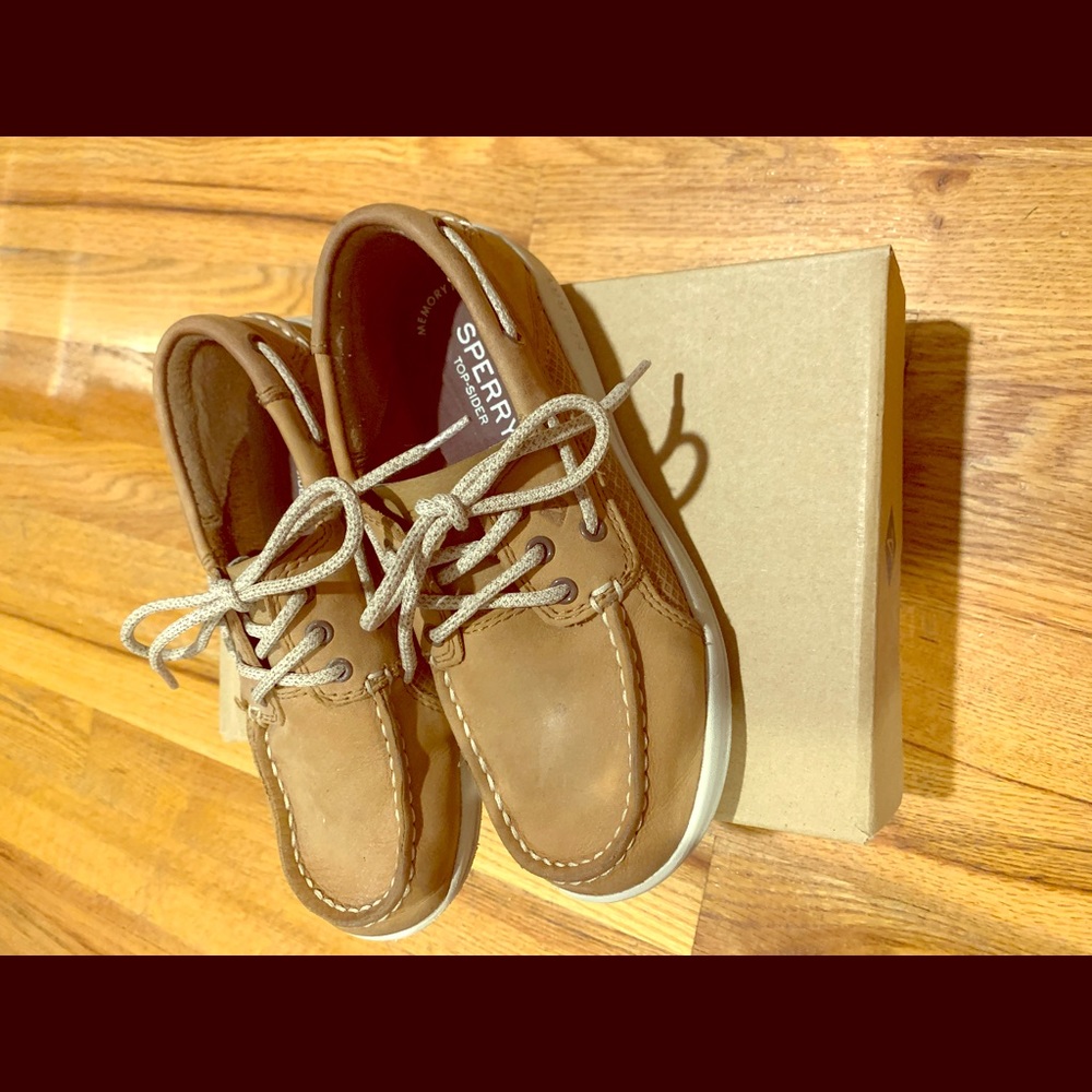 Boys Sperry tan boat shoes. Size 1W. Gently worn.